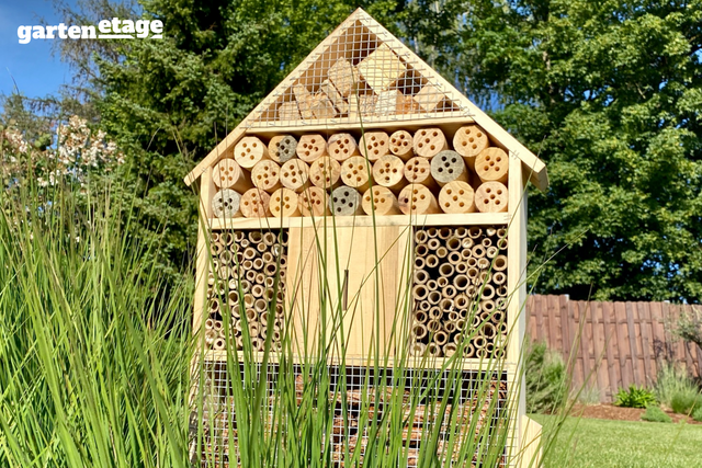 Selbststehendes Insektenhotel für den Garten herzfuertiere.de